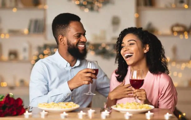 casal tomando vinho