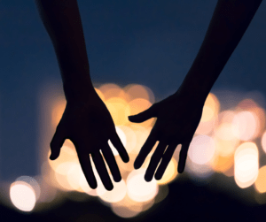 casal dando as mãos: trazer amor de volta