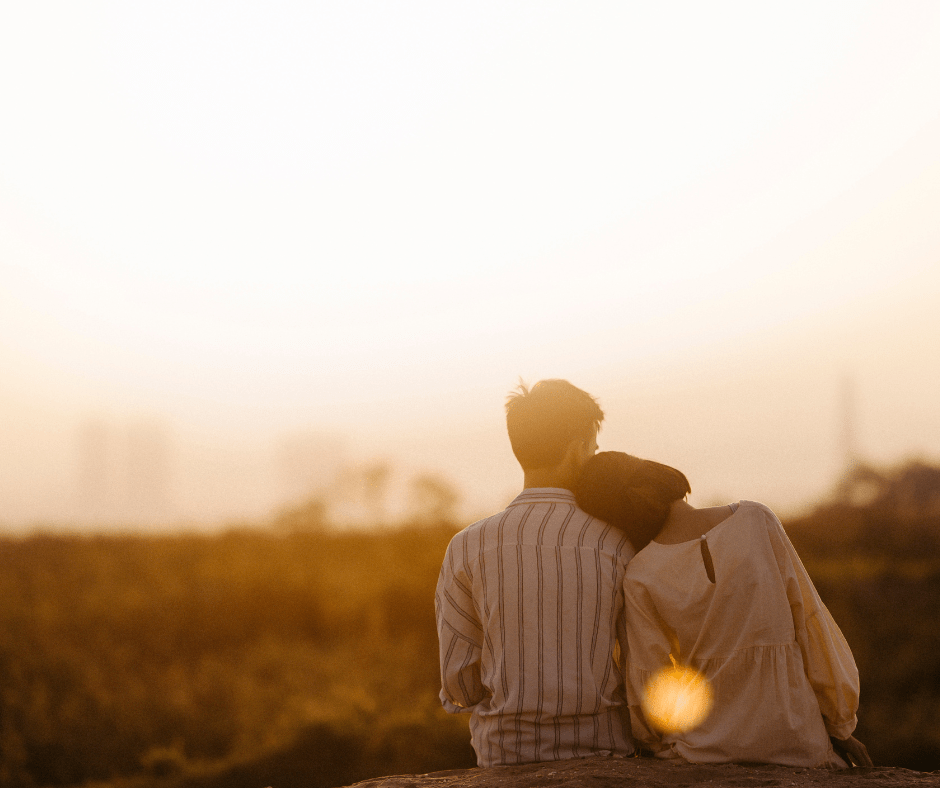 como proteger o meu relacionamento: casal no campo 