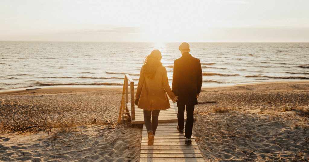 casal caminhando na praia